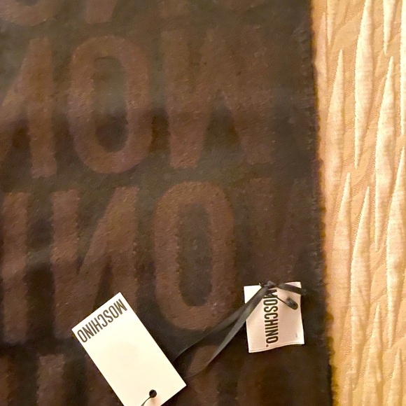 Moshino scarf - Picture 5 of 6